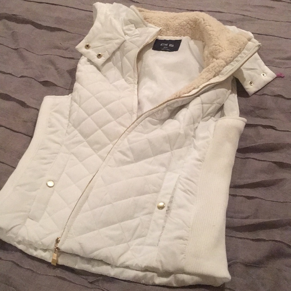 White quilted vest with fur